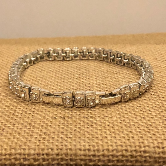Avon Tennis Bracelet, silver tone with clear cut crystals, removable link - Picture 8 of 10